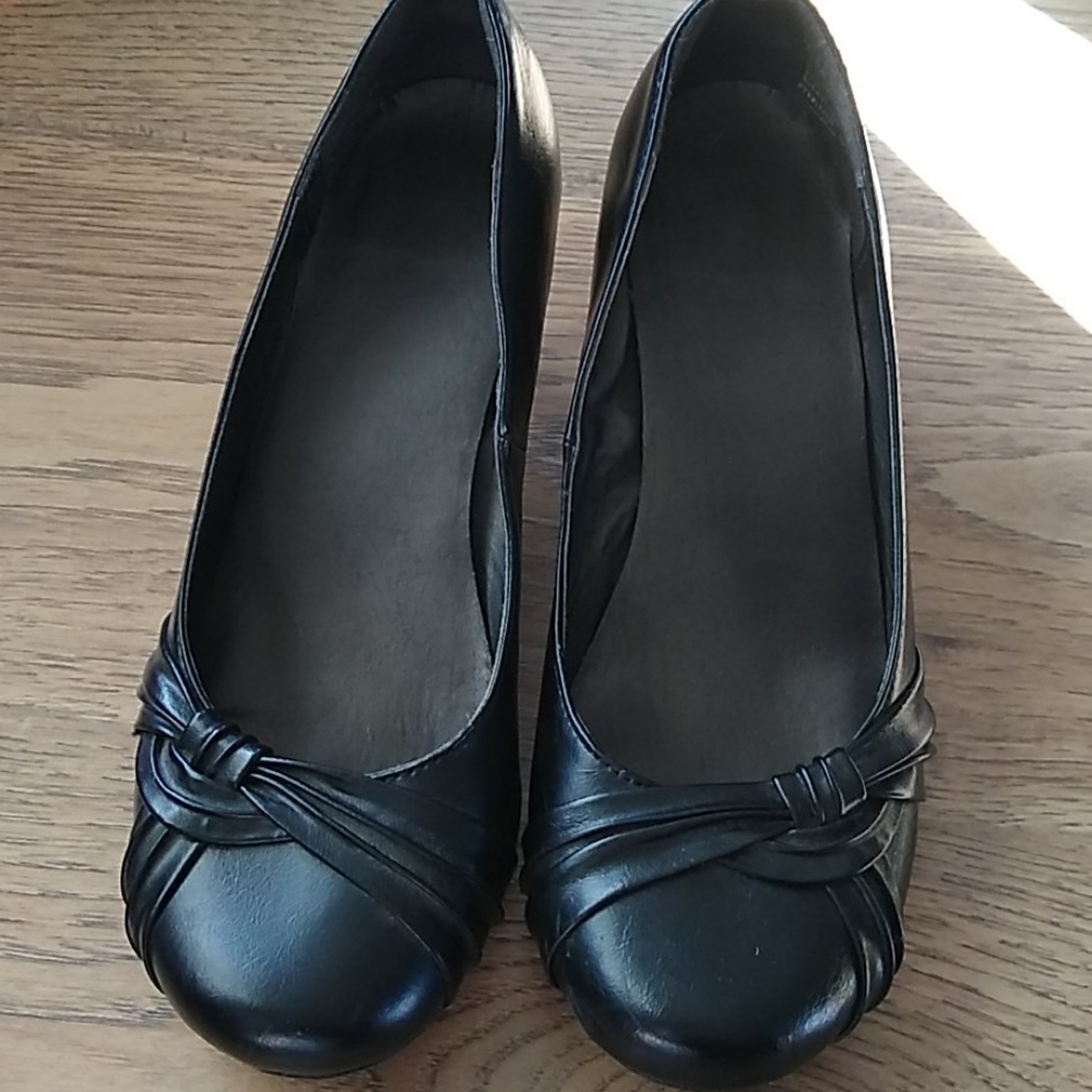 SO brand short heel shoes